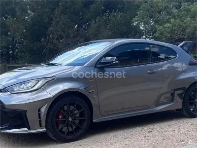 Usado Toyota Yaris Aero 280 CV (205 kW) 2026 Gris / plata Utilitario