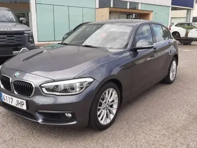 Usado BMW 118 150 CV (110 kW) 2015 Gris Utilitario