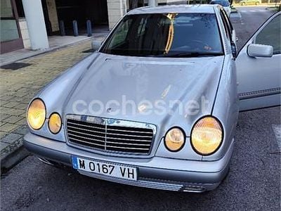 Usado Mercedes E300 Elegance 177 CV (130 kW) 1997 Gris / plata Berlina