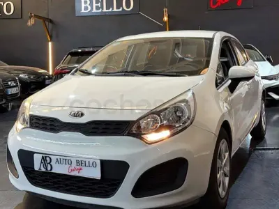 Usado Kia Rio 85 CV (62 kW) 2013 Blanco Berlina