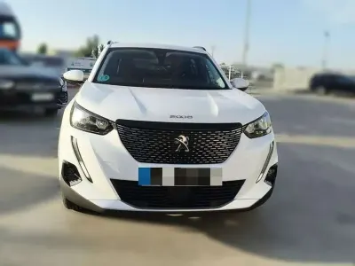Usado Peugeot 2008 Allure 131 CV (96 kW) 2021 Blanco SUV