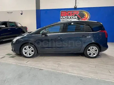 Usado Peugeot 5008 Active 112 CV (82 kW) 2011 Gris / plata Monovolumen