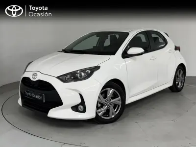Usado Toyota Yaris Hybrid Active 116 CV (85 kW) 2024 Blanco classic Berlina