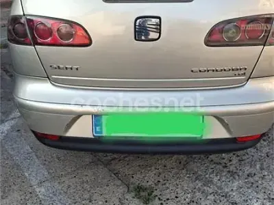 Usado Seat Cordoba Reference 100 CV (73 kW) 2005 Gris / plata Berlina