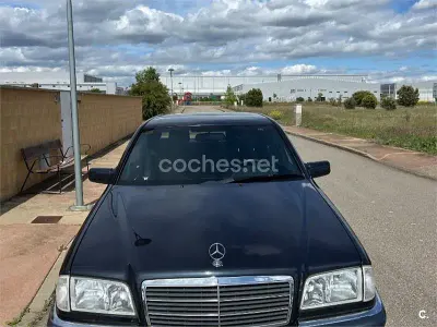 Usado Mercedes C200 Elegance 136 CV (100 kW) 2000 Negro Berlina
