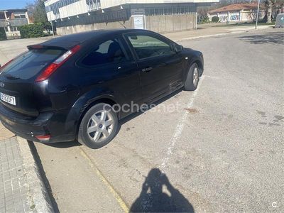 Usado Ford Focus Trend 100 CV (73 kW) 2005 Negro Berlina
