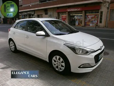 Usado Hyundai i20 84 CV (61 kW) 2015 Blanco Berlina