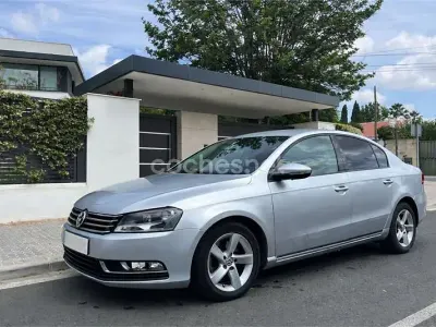 Usado VW Passat 105 CV (77 kW) 2013 Gris / plata Familiar