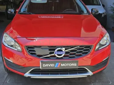 Usado Volvo V60 CC Plus 150 CV (110 kW) 2018 Rojo Familiar