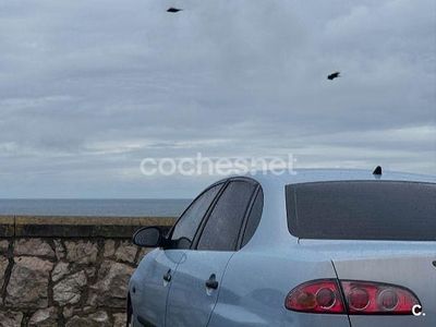 Usado Seat Cordoba Reference 100 CV (73 kW) 2005 Azul Berlina