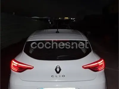 Używany Renault Clio V Intens 90 KM (66 kW) 2021 Biały Sedan/Limuzyna