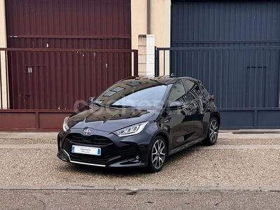 Negro Usado 2021 Toyota Yaris Hybrid Plus Berlina | 18.499 € (Un poco caro)