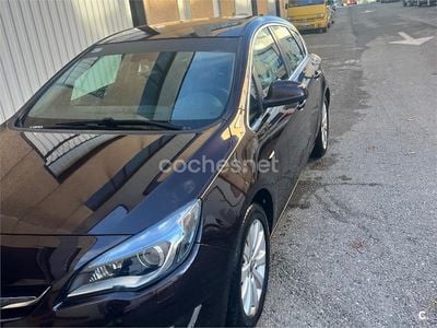Granate Usado 2014 Opel Astra Excellence Berlina | 7995 € (Un poco caro)