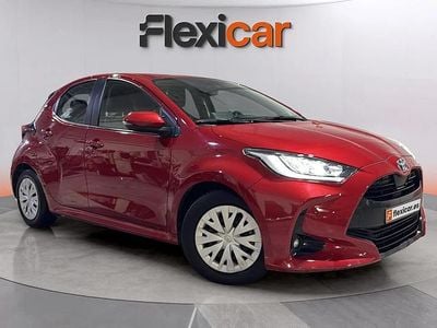Usado Toyota Yaris Hybrid Active 116 CV (85 kW) 2023 Rojo Utilitario