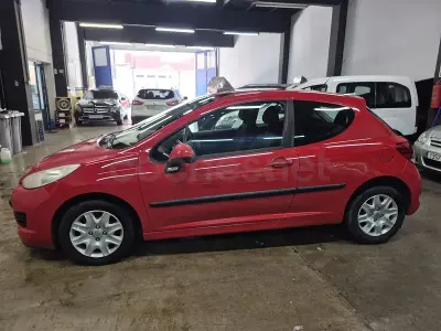 Usado Peugeot 207 75 CV (55 kW) 2010 Rojo Berlina
