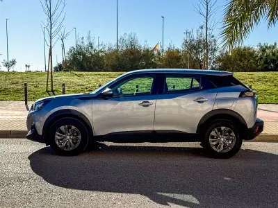 Usado Peugeot 2008 Active 110 CV (80 kW) 2021 Gris / plata SUV
