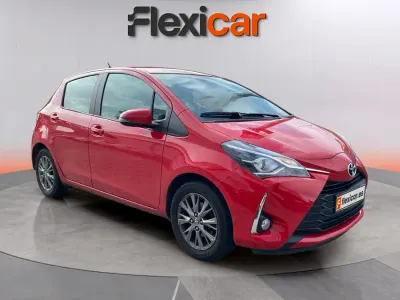 Usado Toyota Yaris Active 69 CV (50 kW) 2018 Rojo Utilitario