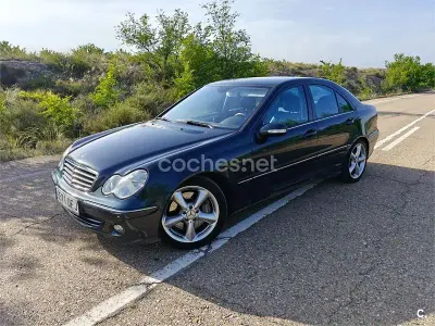 Usado Mercedes C220 Avantgarde 143 CV (105 kW) 2005 Negro Berlina