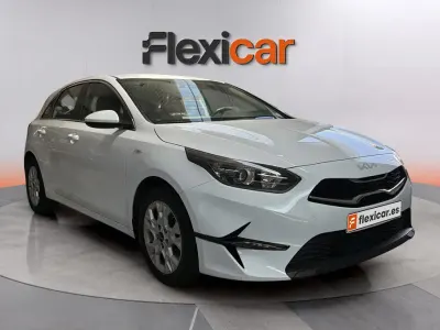 Usado Kia Ceed 136 CV (100 kW) 2023 Blanco Utilitario