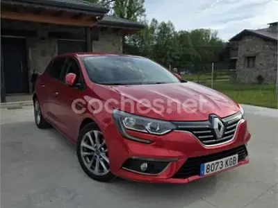 Usado Renault Mégane IV Zen 110 CV (80 kW) 2017 Rojo Berlina