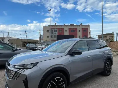 Usado Peugeot 5008 Allure 136 CV (100 kW) 2025 Gris / plata SUV