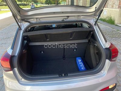 Usado Hyundai i20 75 CV (55 kW) 2020 Gris / plata Utilitario