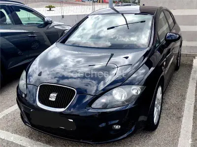 Usado Seat Leon Reference 105 CV (77 kW) 2011 Negro Utilitario