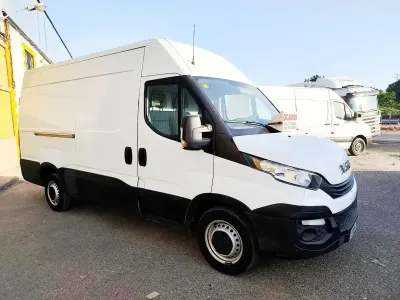Usado Iveco Daily 126 CV (92 kW) 2017 Blanco Berlina