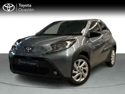 Usado Toyota Aygo X Play 72 CV (52 kW) 2025 Gris / plata SUV