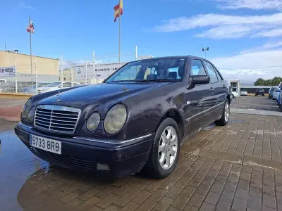 Usado Mercedes E300 Elegance 177 CV (130 kW) 1999 Azul Berlina
