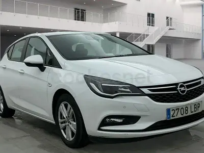Usado Opel Astra Selective 110 CV (80 kW) 2019 Blanco Berlina