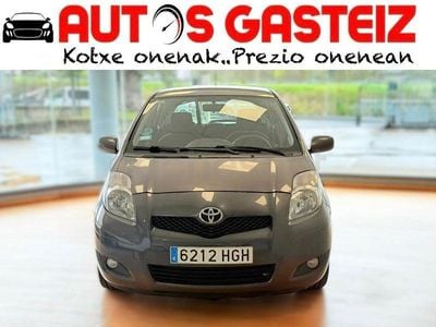 Usado Toyota Yaris Connect Style 101 CV (74 kW) 2011 Gris / plata Utilitario