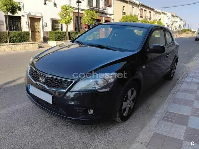 Usado Kia Ceed 90 CV (66 kW) 2011 Negro Utilitario