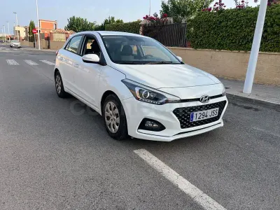Usado Hyundai i20 75 CV (55 kW) 2016 Blanco Berlina