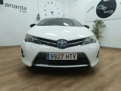 Usado Toyota Auris Hybrid 136 CV (100 kW) 2014 Blanco Berlina