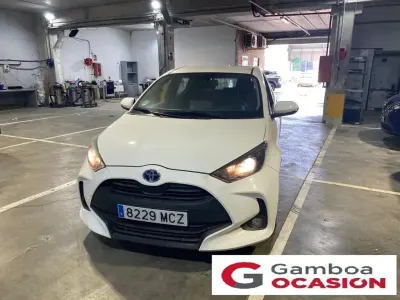 Usado Toyota Yaris Hybrid Active 115 CV (84 kW) 2022 Blanco Berlina