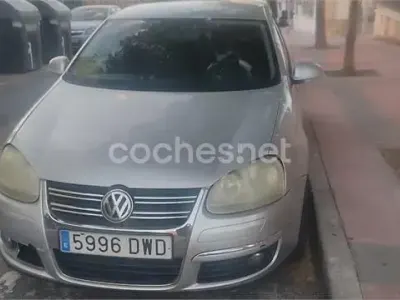 Usado VW Jetta Advance 105 CV (77 kW) 2006 Gris / plata Berlina