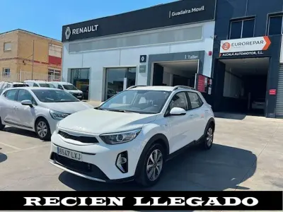 Usado Kia Stonic 101 CV (74 kW) 2022 Blanco SUV