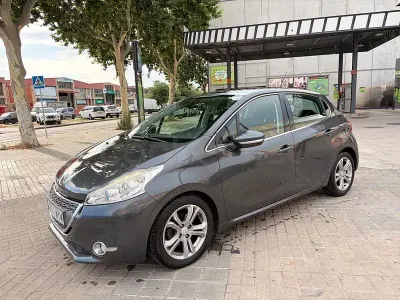 Usado Peugeot 208 Allure 95 CV (69 kW) 2012 Gris / plata Utilitario