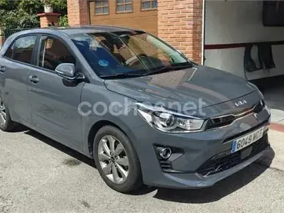 Usado Kia Rio 100 CV (73 kW) 2022 Gris / plata Berlina