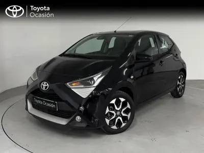 Usado Toyota Aygo X-play 72 CV (52 kW) 2020 Negro azabache Utilitario