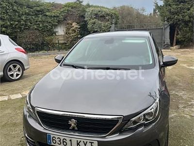 Usado Peugeot 308 Active 130 CV (95 kW) 2019 Gris / plata Berlina