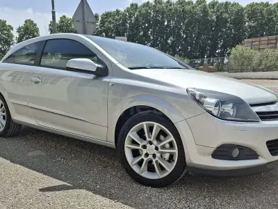 Usado Opel Astra GTC Sport 140 CV (102 kW) 2006 Gris / plata Berlina