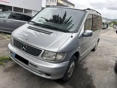 Usado Mercedes V220 122 CV (89 kW) 2000 Gris Monovolumen