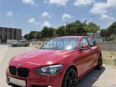 Usado BMW 118 Sport Line 143 CV (105 kW) 2012 Rojo Utilitario