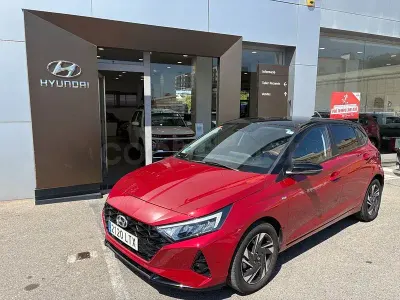 Usado Hyundai i20 100 CV (73 kW) 2021 Granate Utilitario