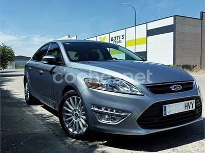 Usado Ford Mondeo Limited 160 CV (117 kW) 2014 Gris / plata Berlina