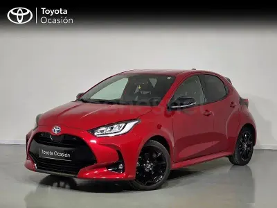 Usado Toyota Yaris Hybrid Plus 116 CV (85 kW) 2022 Rojo Berlina