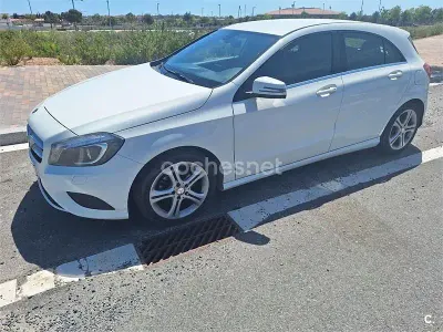 Usado Mercedes A180 Urban 109 CV (80 kW) 2013 Blanco Berlina