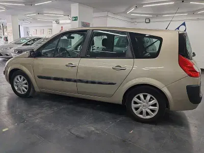 Usado Renault Grand Scénic II Dynamique 110 CV (80 kW) 2007 Beige Monovolumen